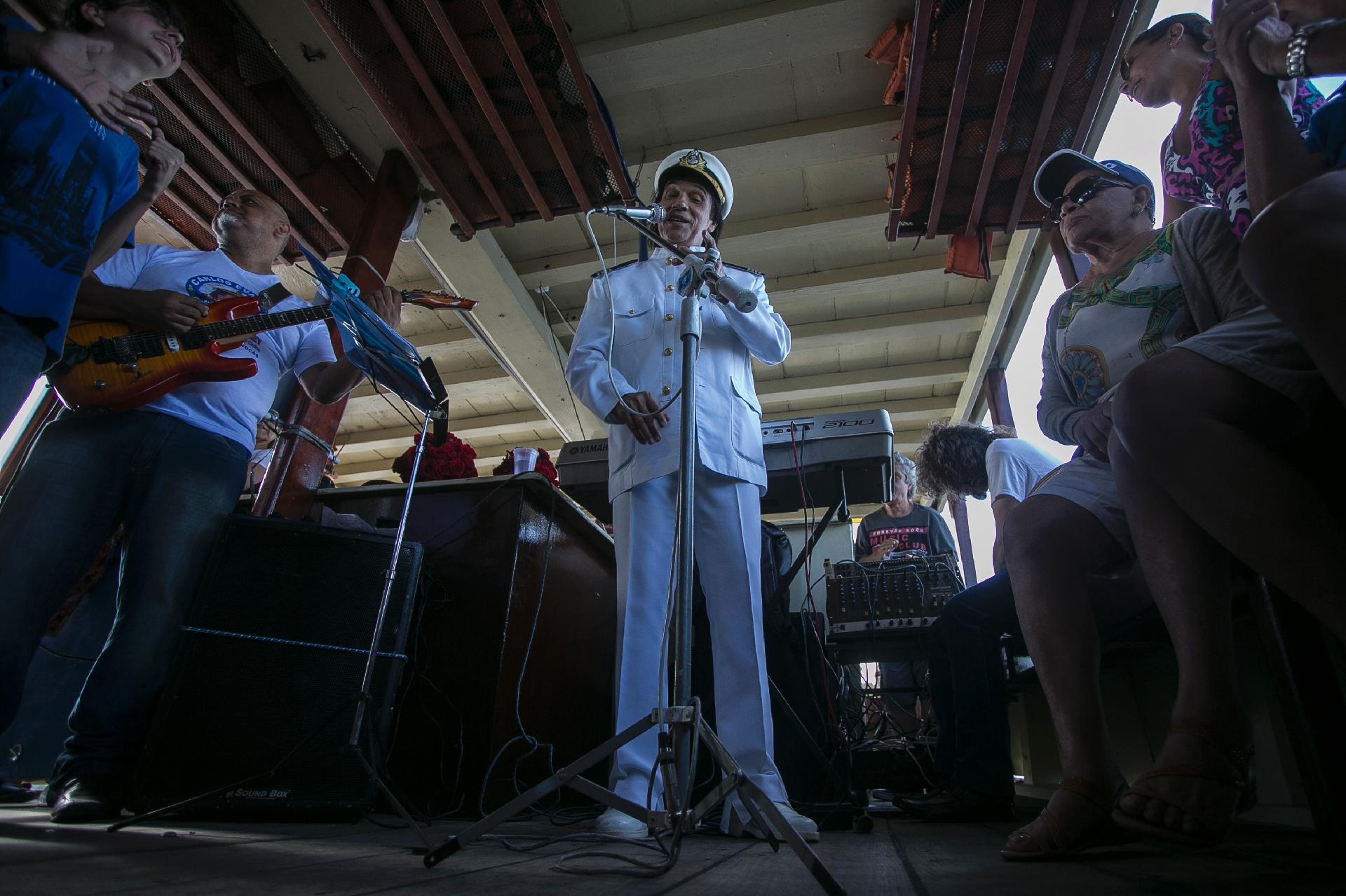 Carlos Evanney entra no meio do passeio para fazer seu aguardado show - Bruna Prado/ UOL