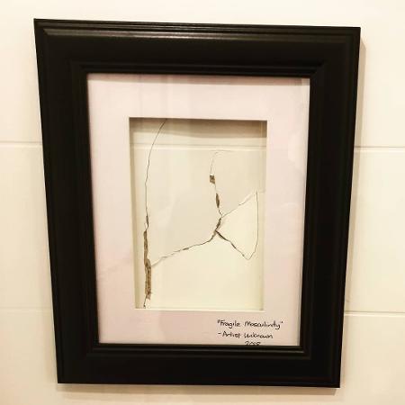 Quadro foi pendurado no banheiro masculino de restaurante na Nova Zelândia - Reprodução/Instagram
