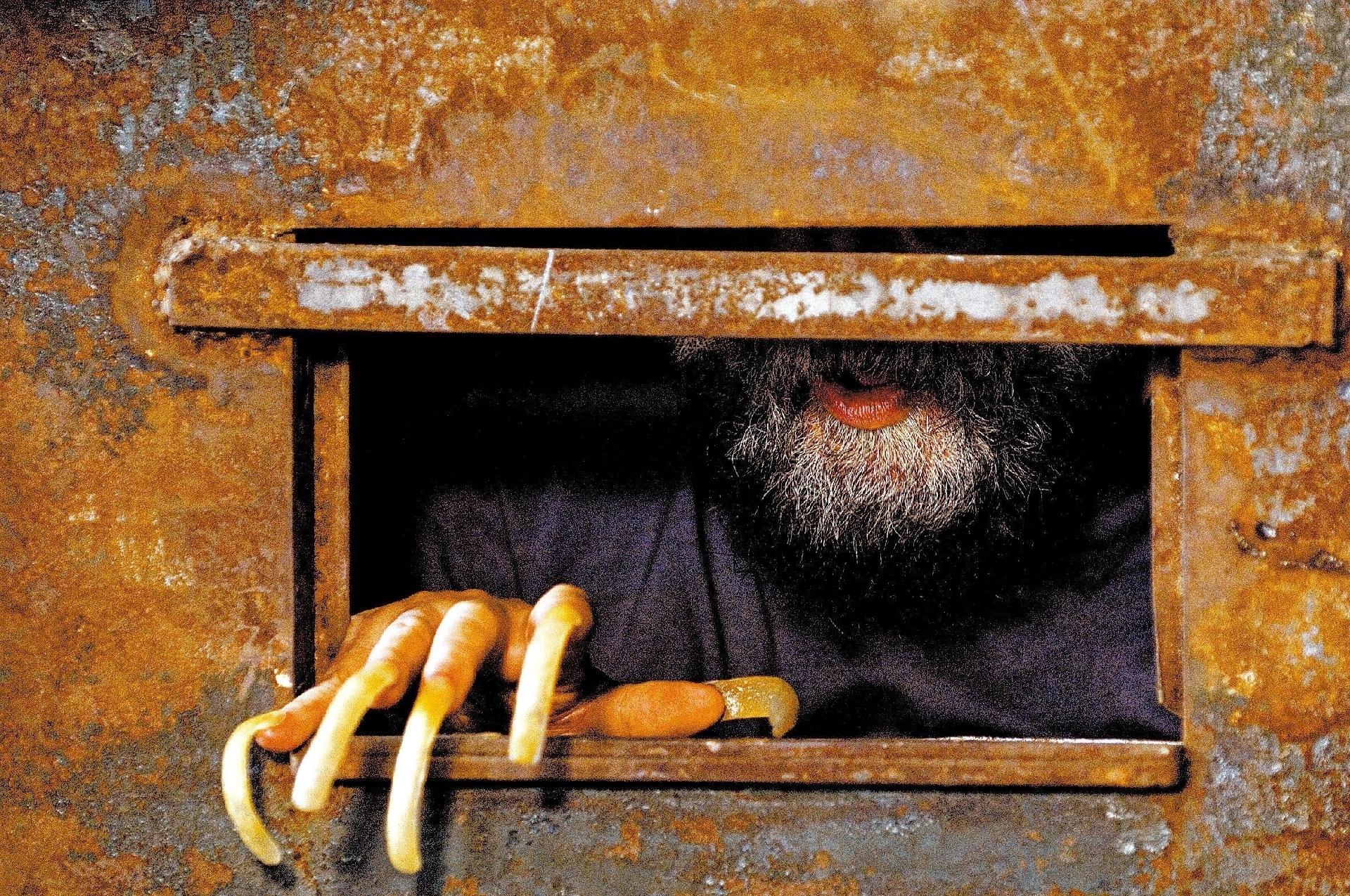 O coveiro Josefel Zanatas, o Zé do Caixão, em cena do filme "Encarnação do Demônio" (2008) - Divulgação