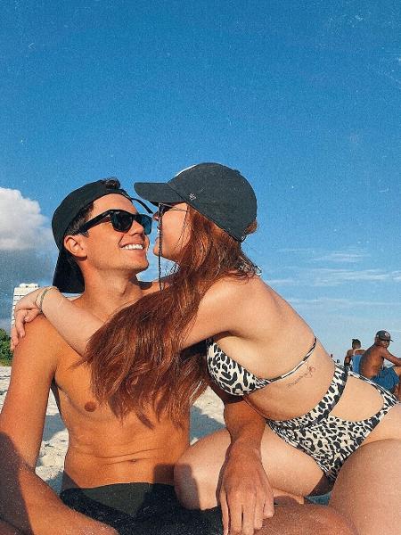 Larissa Manoela e Léo Cidade na praia - REPRODUÇÃO/INSTAGRAM