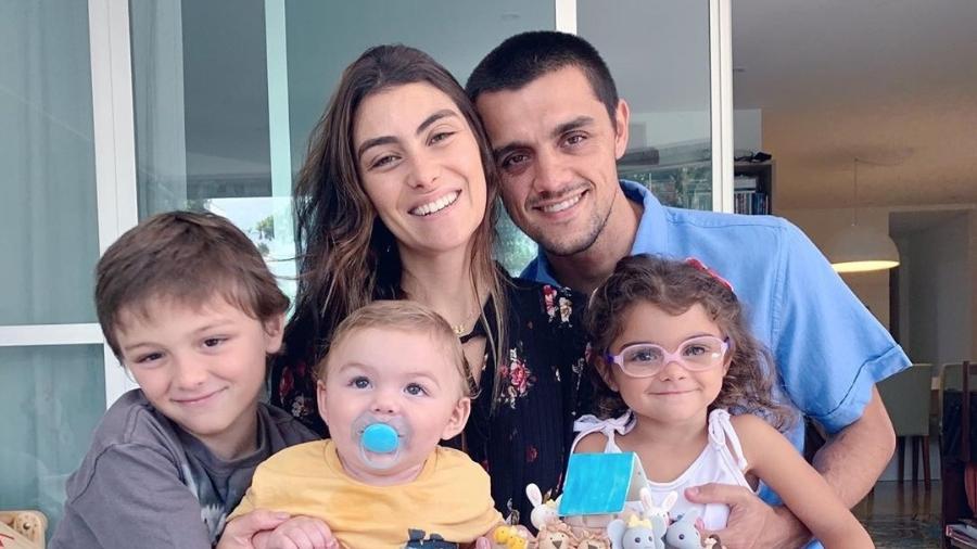 Felipe e Mariana posam com a família em comemoração - Reprodução/Instagram @uhlmannmariana