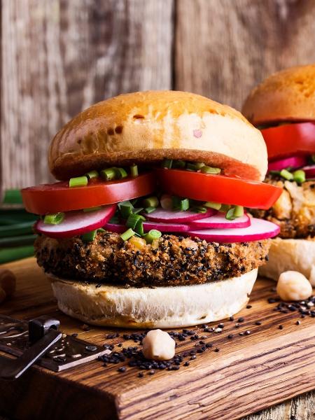 Medida votada hoje propunha que proibia que alimentos produzidos com alternativas à carne recebessem os mesmos nomes de suas versões originais, como salsichas e hambúrgueres - Getty Images