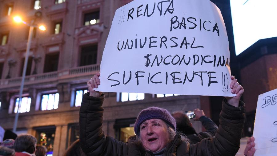 12.out.2020 - Mulher protesta por renda básica universal em Madri - John Milner/Getty Images