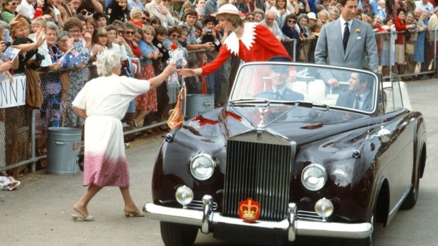 Limusine Rolls-Royce Silver Cloud de Charles e Diana em The Crown - Reprodução