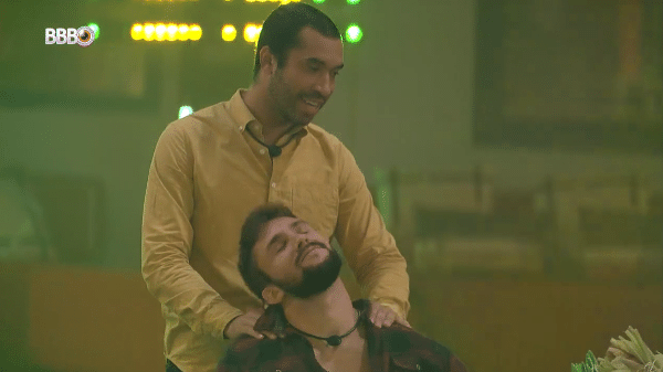 BBB 21: Gil faz massagem no ombro de Arthur durante a festa de Caio - Reprodução/Globoplay