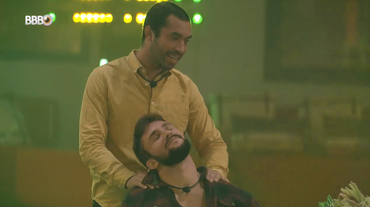 BBB 21: Gil faz massagem no ombro de Arthur durante a festa de Caio  - Reprodução/Globoplay - Reprodução/Globoplay
