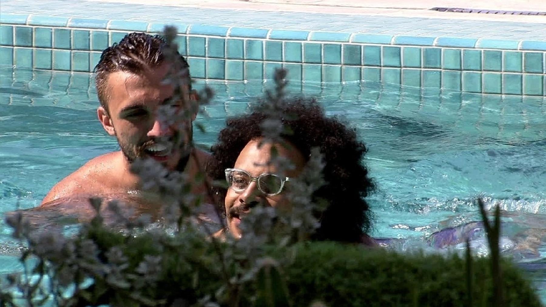 BBB 21: Arthur ensinando João a nadar - Reprodução/Globoplay