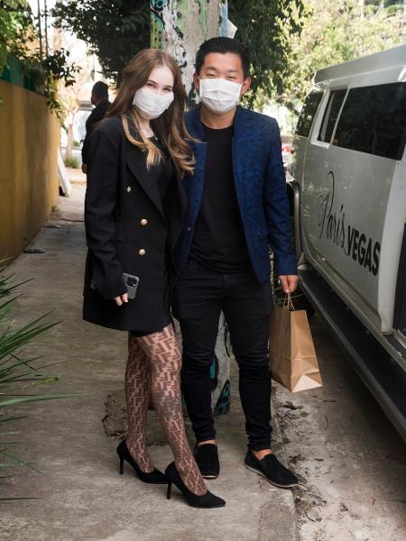 Pyong Lee leva a esposa Sammy de limusine para almoçar durante o Dia das Mães - Leo Franco / AgNews