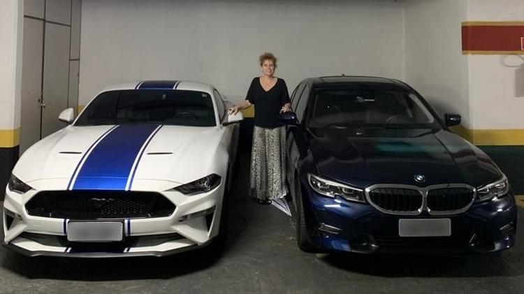 Anaclaudia Zani Ramos com seu Mustang, já vendido, e o BMW 330i que ainda mantém na garagem