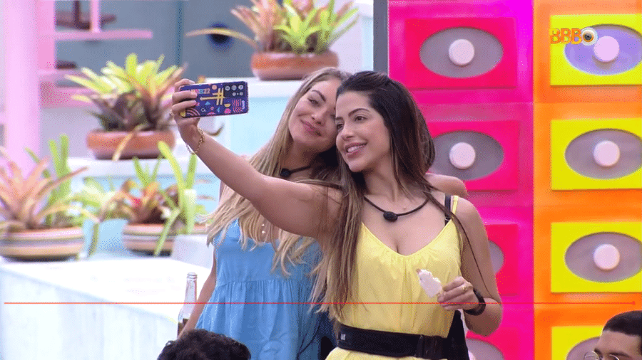 BBB 22: Bárbara e Laís posam para selfie durante ação patrocinada - Reprodução/Globoplay