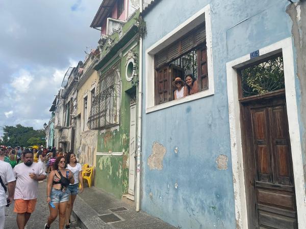 Moradores de Santo Antônio Além do Carmo durante o Bloco De Hoje a Oito em Salvador - Larissa Couto/UOL
