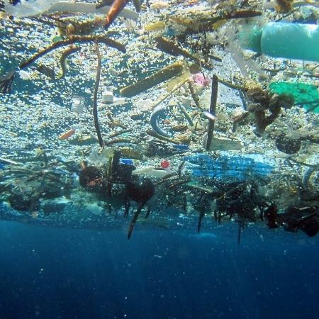 Concentração de plástico e materiais descartados é vista flutuando no Oceano Pacífico