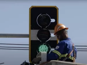 Como funciona o novo semáforo com borda amarela que começou a operar em SP