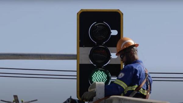 Semáforos inteligentes de SP são identificados pela borda amarela do painel