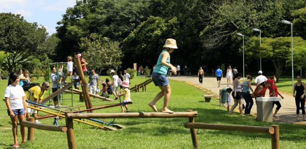 Crianças brincando no Parque Villa-Lobos