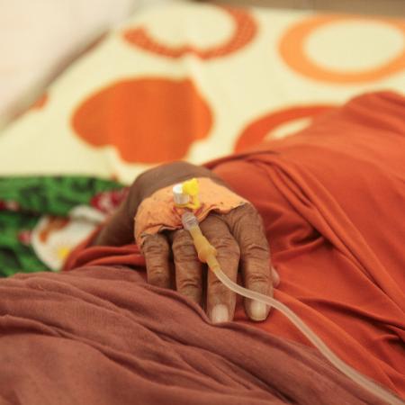Mulher hospitalizada com desidratação durante onda de calor recorde no Níger