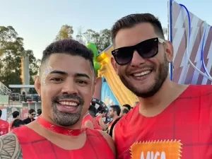 Amigos viajam 12 horas pra Parada LGBT+ em SP e fazem tatuagem juntos