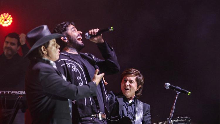 Lucas Fresno canta com Chitãozinho & Xororó no festival Turá, em São Paulo