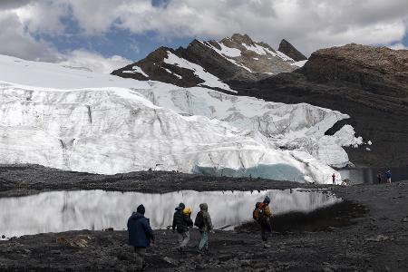 Turistas visitam o glaciar Pastoruri