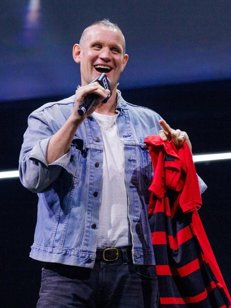 Matt Smith se declarou flamenguista e ganhou uma camisa do time durante a CCXP 24