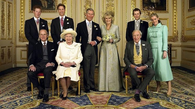 Em pé, da esquerda para a direita: Harry, William, Charles, Camilla, Tom Parker Bowles e Laura Lopes. Sentados, da esquerda para a direita: príncipe Philip, rainha Elizabeth 2ª e o Major Bruce Shand Em pé, da esquerda para a direita: Harry, William, Charles, Camilla, Tom Parker Bowles e Laura Lopes. Sentados, da esquerda para a direita: príncipe Philip, rainha Elizabeth 2ª e o Major Bruce Shand