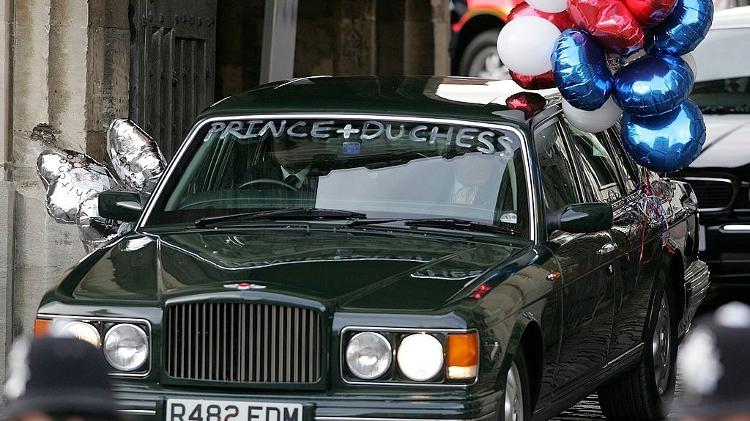 Rumo à lua de mel, Charles e Camilla deixam o Castelo de Windsor em um carro decorado com os dizeres "príncipe + duquesa", "recém-casados" e "C+C" Rumo à lua de mel, Charles e Camilla deixam o Castelo de Windsor em um carro decorado com os dizeres "príncipe + duquesa", "recém-casados" e "C+C"