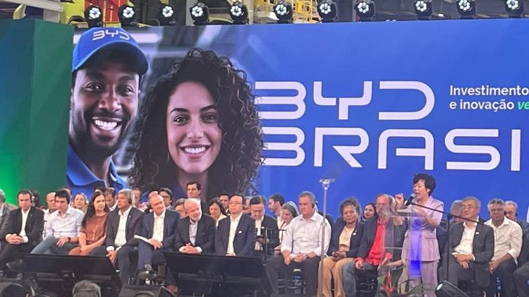 Vice-presidente executiva mundial da BYD, Stella Li discursa na cerimônia de inauguração da fábrica em Camaçari (BA), com as presenças do presidente Lula e do vice, Geraldo Alckmin Vice-presidente executiva mundial da BYD, Stella Li discursa na cerimônia de inauguração da fábrica em Camaçari (BA), com as presenças do presidente Lula e do vice, Geraldo Alckmin