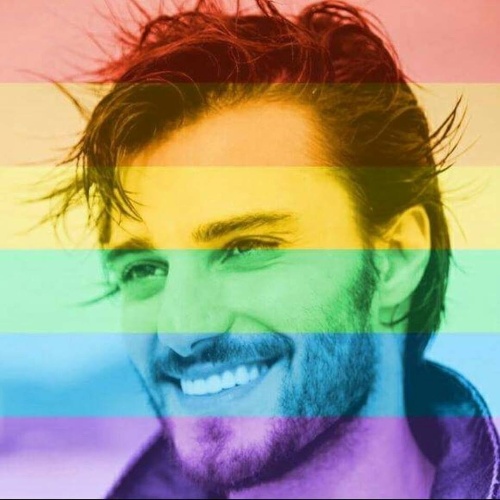 26.jun.2015 - O ator Hugo Bonemer não mudou sua foto do perfil no Facebook, mas aplicou o filtro com a bandeira LGBT em uma imagem e postou em suas redes sociais