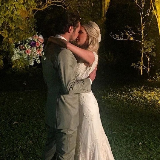 1.jul.2015 - Eduardo Sterblitch e Louise D'Tuani se beijam após oficializarem o casamento em cerimônia na Mansão das Heras, no Rio de Janeiro