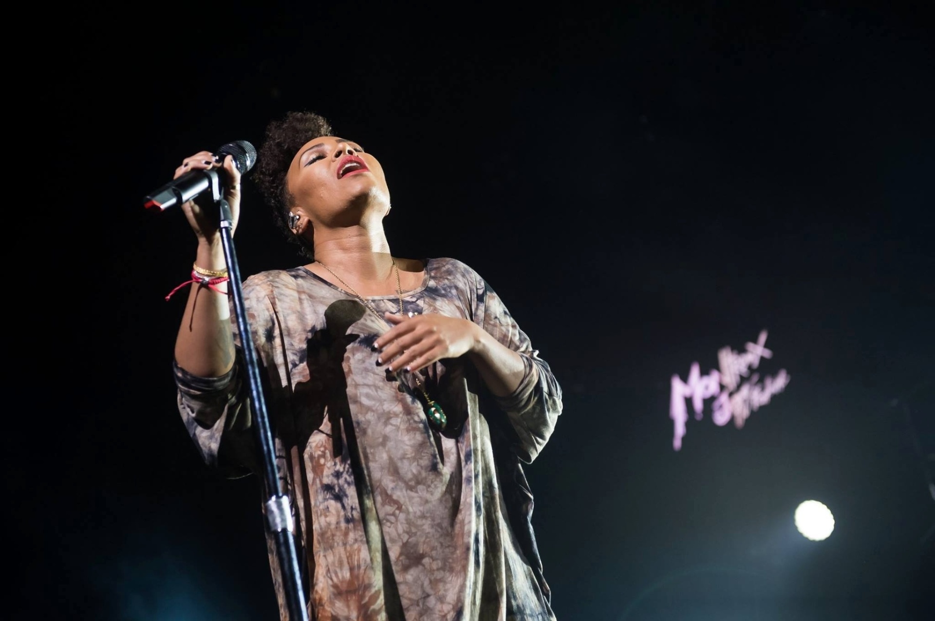 3.jul.2015 - Cantora e compositora escocesa de R&B e Soul, Emeli Sandé agitou o primeiro dia do do Montreux Jazz Festival - Lionel Flusin
