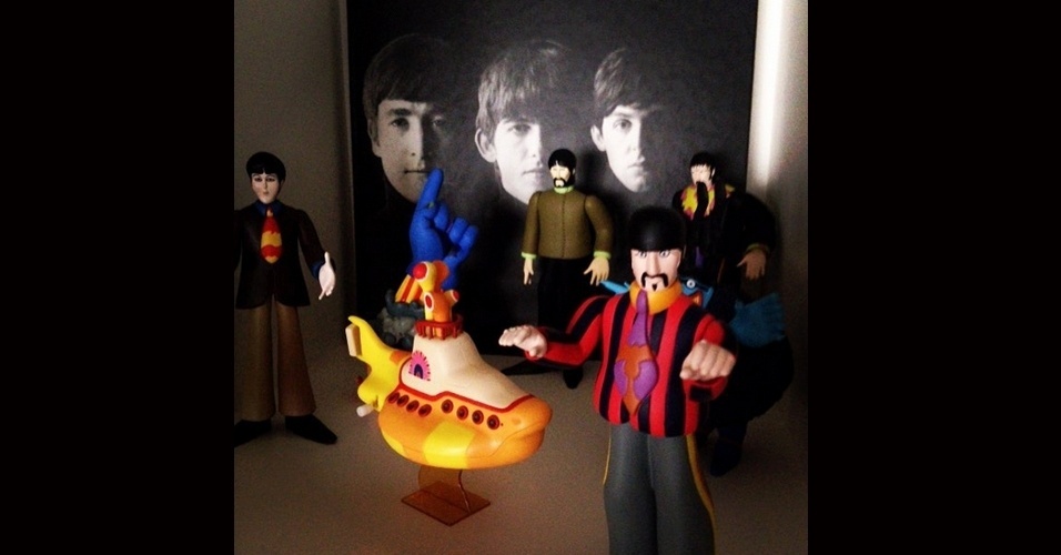 17.jul.2015 - Cinco horas antes, o jornalista publicou uma pequena coleção de bonecos dos músicos do Beatles, sem esquecer do submarino amarelo, e quis saber: "Gostam?"