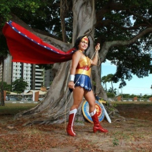Fantasia da super-heroína Mulher Maravilha, feita pela empresa Sakura Cosmaker. Na foto, a modelo é a própria dona da empresa, Claudia Santos - Divulgação