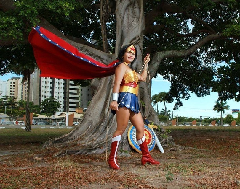 Fantasia da super-heroína Mulher Maravilha, feita pela empresa Sakura Cosmaker. Na foto, a modelo é a própria dona da empresa, Claudia Santos - Divulgação