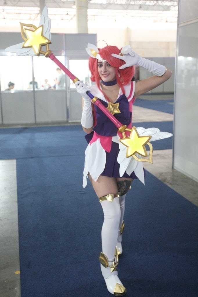 6.set.2015- Peruca e acessório completam o visual da participantes do concurso de Cosplay no no Brasil Mega Arena, em São Paulo - Reinaldo Canato/UOL