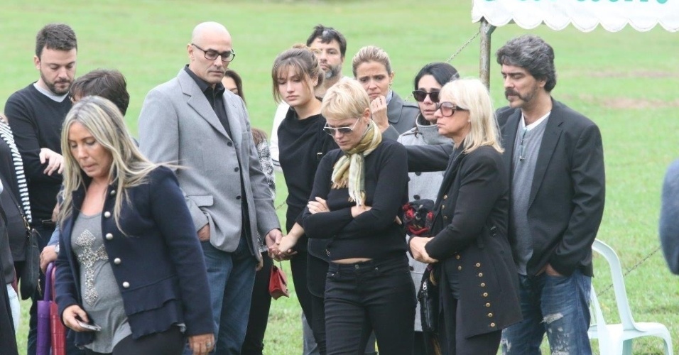 13.set.2015 - Xuxa é acompanhada por Sasha e Junno no sepultamento do irmão Cirano Rojabaglia
