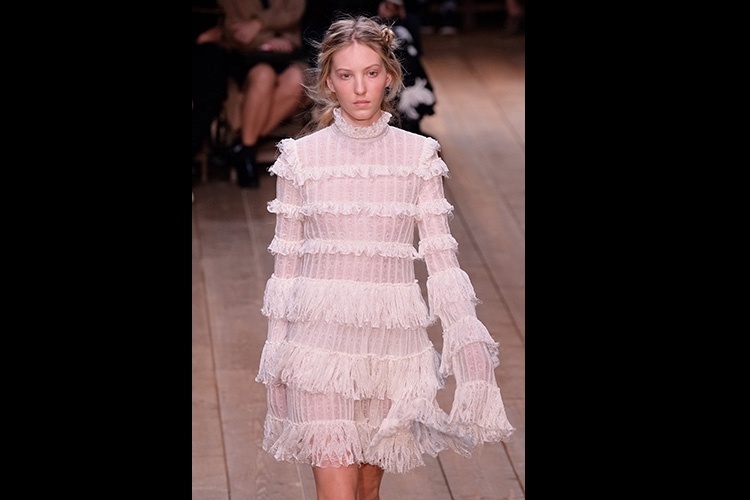 Vestido branco Alexander McQueen na Semana de Moda de Paris - Getty Images