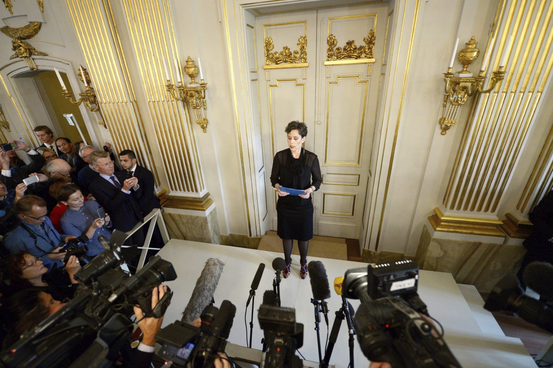 8.out.2015 - A secretária permanete da Academia Sueca, Sara Danius, faz anúncio do Nobel de Literatura para Svetlana Alexievich  - Fredrik Sandber/EFE