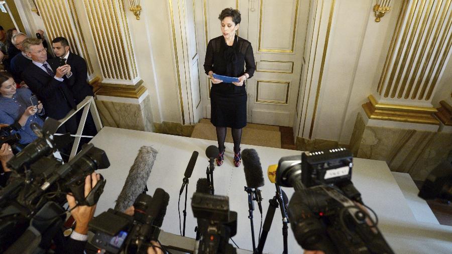 8.out.2015 - A secretária permanete da Academia Sueca, Sara Danius, faz anúncio do Nobel de Literatura para Svetlana Alexievich  - Fredrik Sandber/EFE