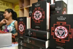 Livraria na Índia expõe "The Mountain Shadow", sequência do livro "Shantaram", de Gregory David Roberts - Punit Paranjpe/AFP