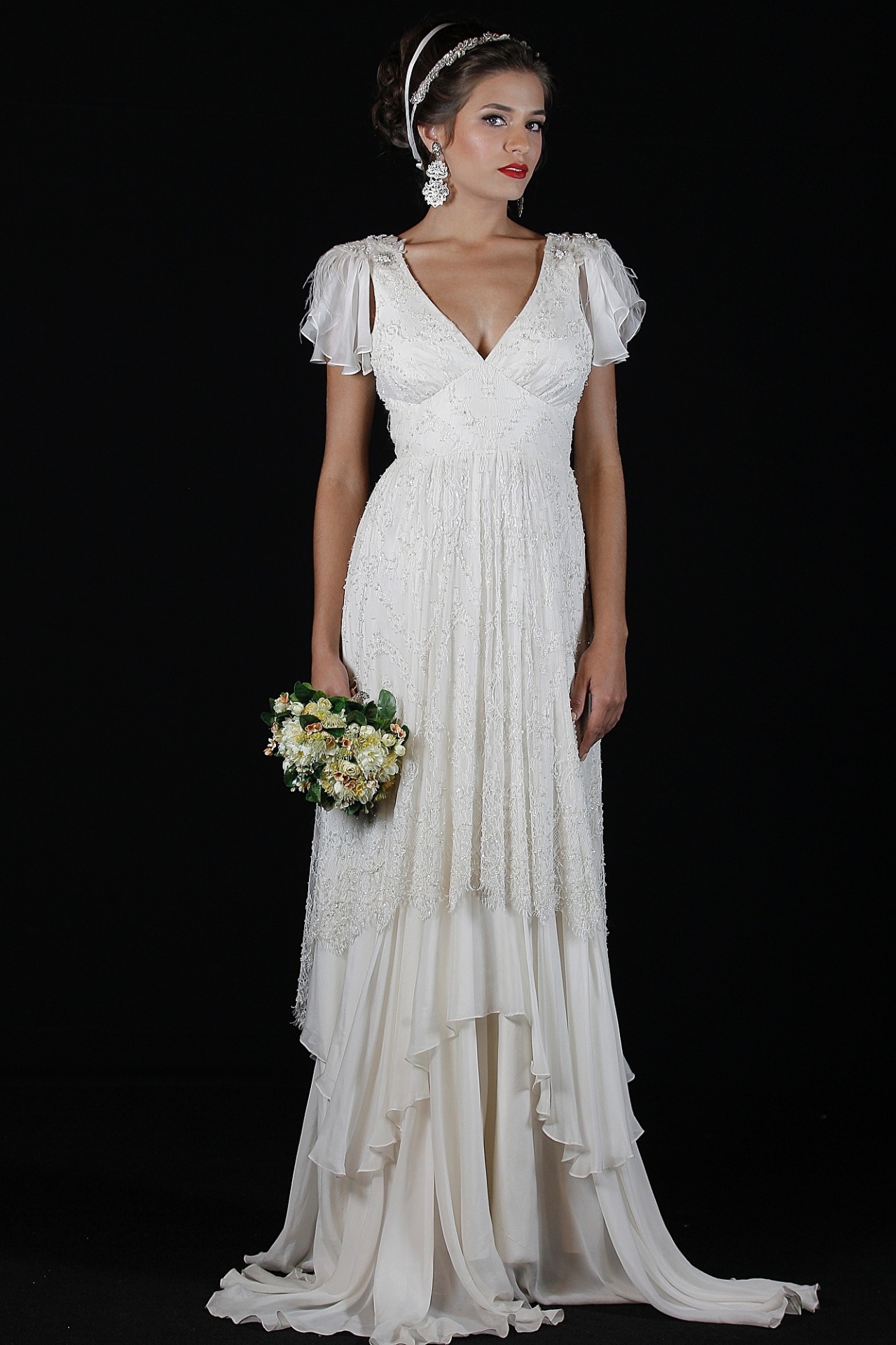 Vestido com camadas de tecido e bordado de flores e penas nos ombros, da Pó de Arroz, R$ 8.600. Informações: www.marcapodearroz.com.br - Reinaldo Canato/UOL