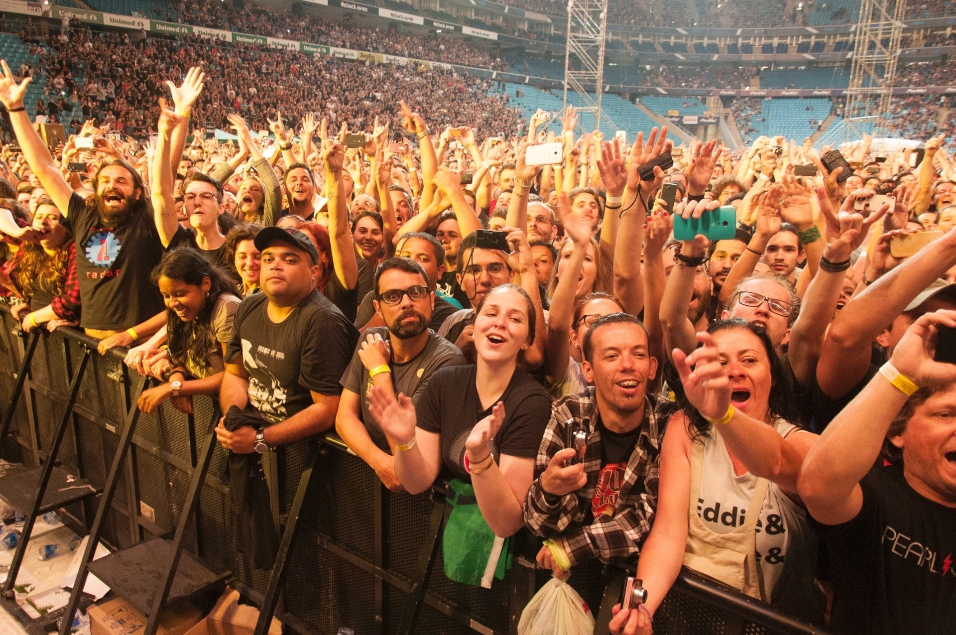 11.nov.2015 - Fãs lotaram a Arena do Grêmio para acompanhar o show da banda - Nede Losina /UOL