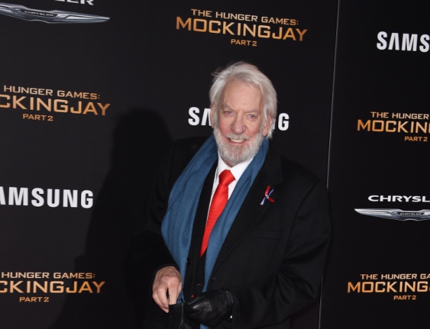 16.nov.2015 - O experiente ator Donald Sutherland, que interpreta o Presidente Snow na saga, prestigia a pré-estreia do filme - Mark Ralston /AFP Photo