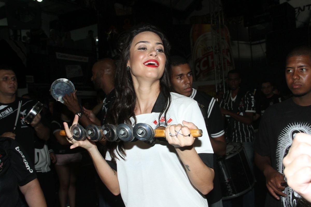 21.nov.2015 - Madrinha de bateria da escola de samba Gaviões da Fiel, Sabrina Sato foi à quadra da escola no Bom Retiro, em São Paulo. Ela sambou e comemorou o título do Corinthians no Campeonato Brasileiro - Amauri Nehn/Brazil News