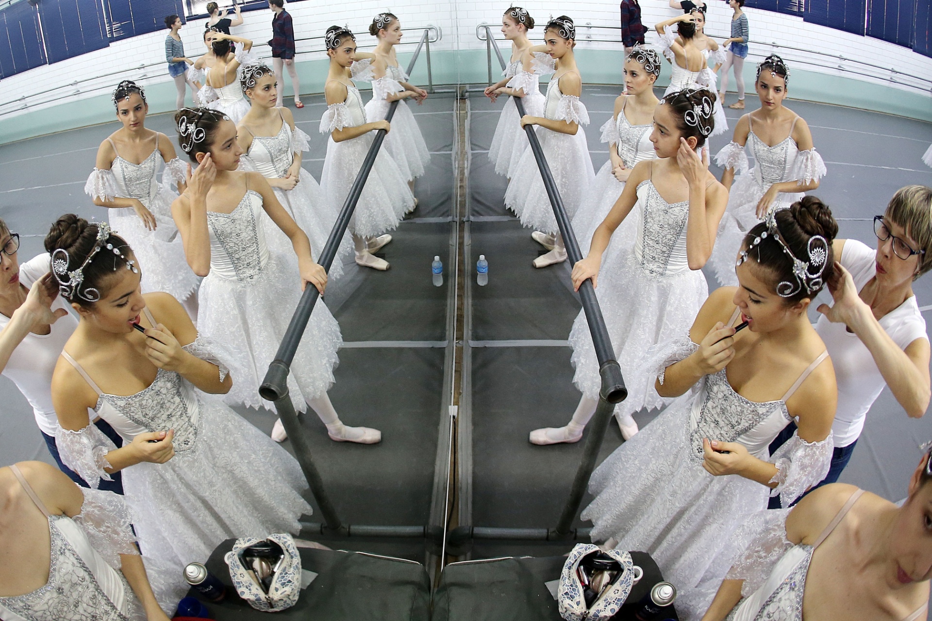 3.dez.2015 - A Companhia de Dança Cisne Negro ensaia para a temporada 2015 de "O Quebra-Nozes", em sua sede, no bairro da Vila Madalena, zona oeste de São Paulo. Esta será a 32ª edição do espetáculo tradicional de Natal. - Flavio Florido/UOL