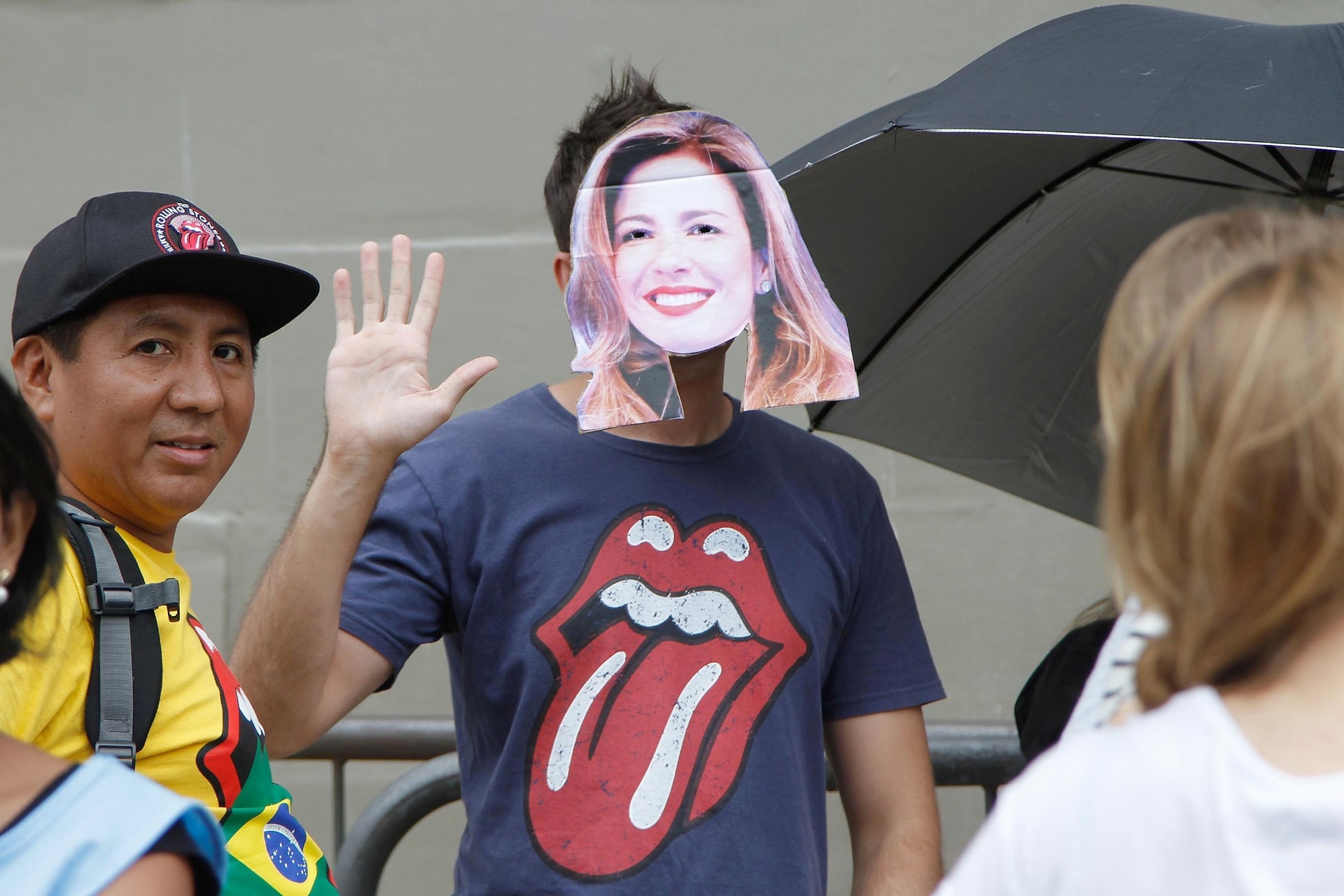 27.fev.2016 - Fã com máscara de Luciana Gimenez, mãe do filho de Mick Jagger, aguarda a abertura dos portões do estádio do Morumbi para o segundo dia de show dos Rolling Stones - Marivaldo Oliveira/Futura Press/Folhapress