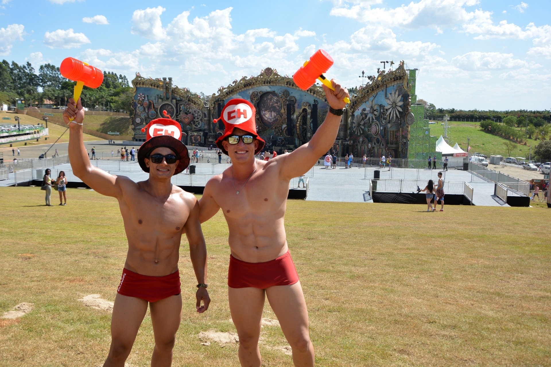 21.abr.2016 - Chapolins-saradões-de-sunga? Só no Tomorrowland Brasil - Will Dias/Futura Press/Estadão Conteúdo