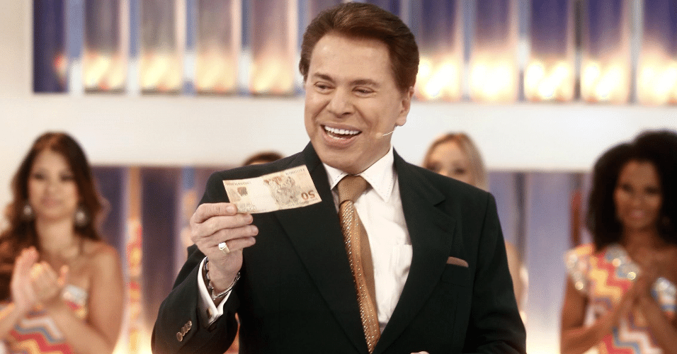 Silvio Santos distribui dinheiro em seu programa no SBT