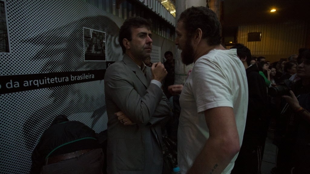 18.mai.2016 - Otto conversa com o deputado estadual Marcelo Freixo durante ocupação no centro do Rio - Douglas Shineidr/UOL