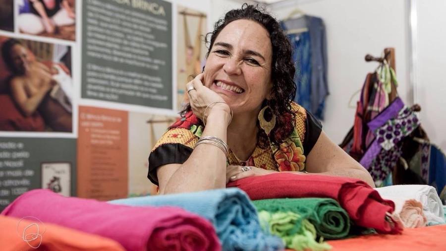 A parteira mexicana Naolí Vinaver viaja pelo mundo há 30 anos ensinando a arte do rebozo - Lela Beltrão/Coletivo Buriti/Reprodução