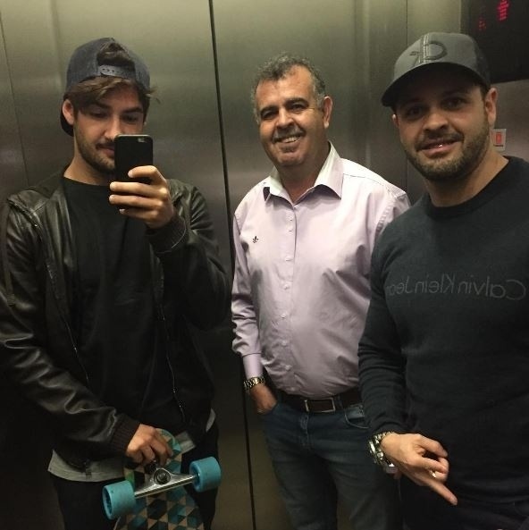 14.ago.2016 - O jogador Alexandre Pato publica foto com o pai e o irmão em homenagem ao Dia dos Pais - Reprodução/Instagram/pato